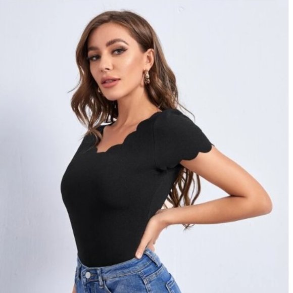 SHEIN Tops - SHEIN Scallop Trim Solid Tee Size L